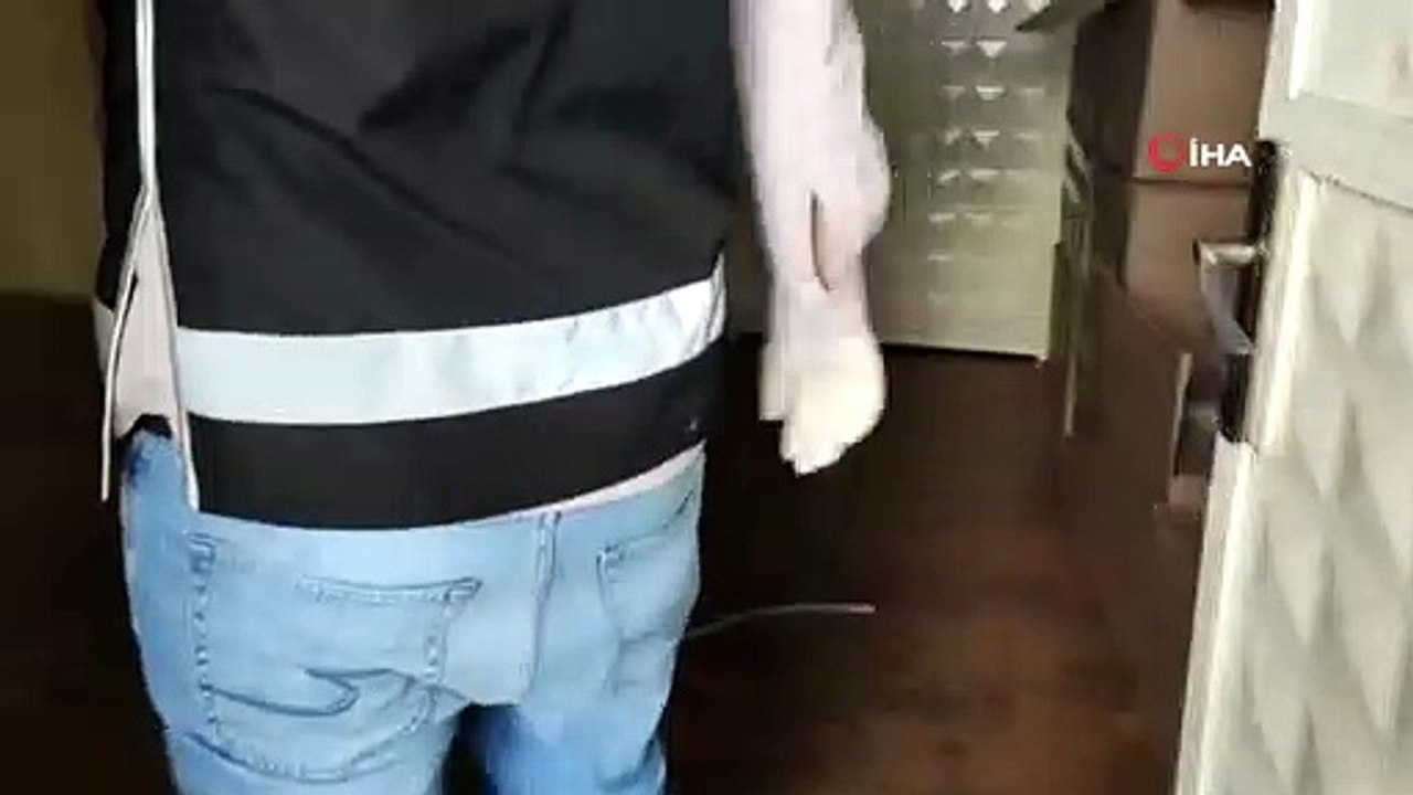 Adana'da kaçak maske operasyonu...Piyasa değeri 200 bin lira olan 40 bin maske ele geçirildi