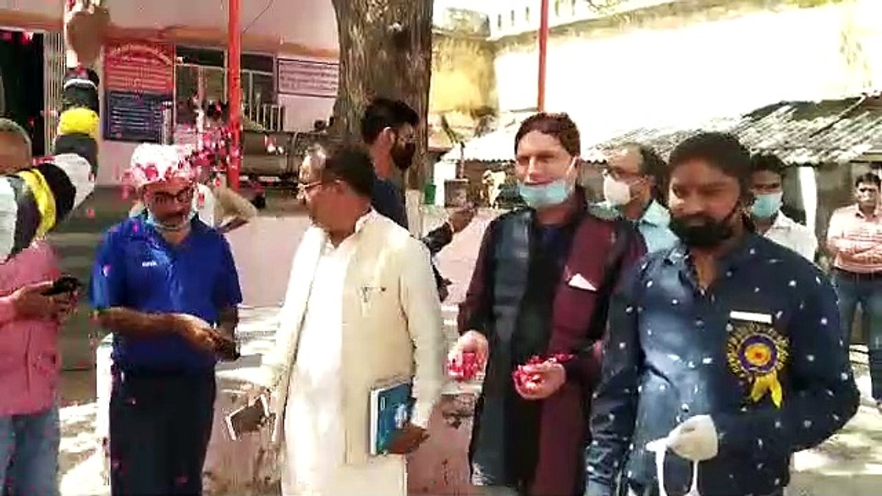 मथुराः आम जनता की सेवा में लगे लोगों का किया स्...