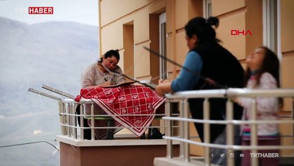 Balkondan balkona isim-şehir oynayıp, türkü söylediler