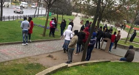 Sultangazi'de parkta toplanan günübirlik işçiler koronavirüs tedbirleri kapsamında evlerine gönderildi