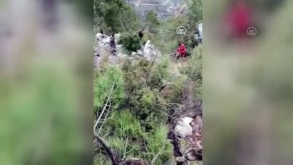 Otomobil uçuruma yuvarlandı: 1 ölü, 1 yaralı