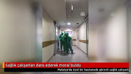 Sağlık çalışanları dans ederek moral buldu