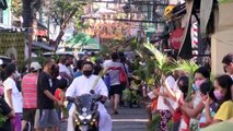 الكهنة يباركون المؤمنين في الشارع في الفيليبين بمناسبة عيد الشعانين
