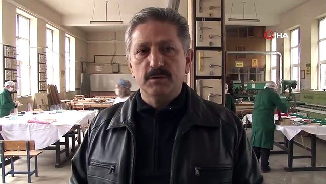 Gönüllü Öğretmen Ve Okul Personeli Sağlıkçılara ’Koruyucu Yüz Siperliği’ Üretiyor