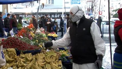 Özel tulumu ve maskesiyle pazara geldi, hem şaşırttı hem gülümsetti