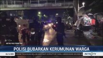 Cegah Penyebaran Covid-19, Satuan Brimob Polda Metro Jaya Bubarkan Kerumunan Warga