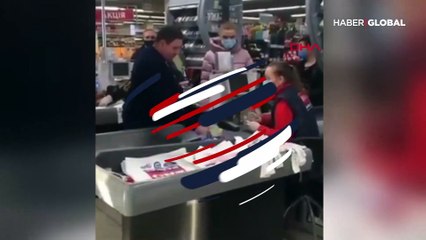 Tartıştığı kasiyere madeni para fırlattı