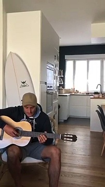 Ducuing se met à la guitare