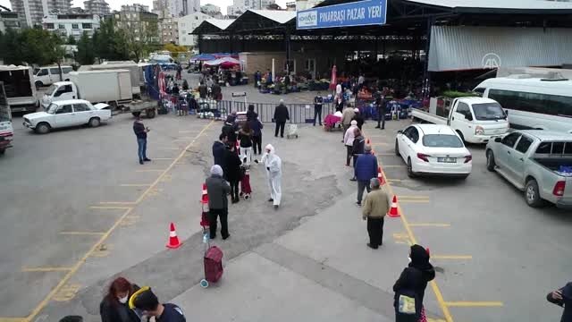 Semt pazarlarında sosyal mesafeli alışveriş