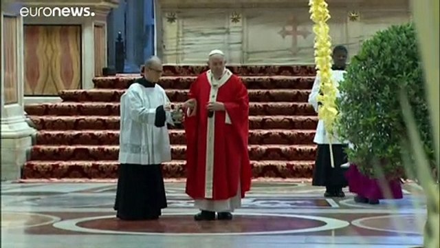 قدّاسٌ بلا مؤمنين.. البابا يُحيي أحد الشعانين وحيدا بسبب تفشي وباء كورونا