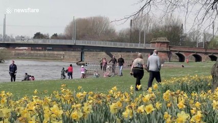 Coronavirus: Brits head out to enjoy sunshine despite advice to stay at home