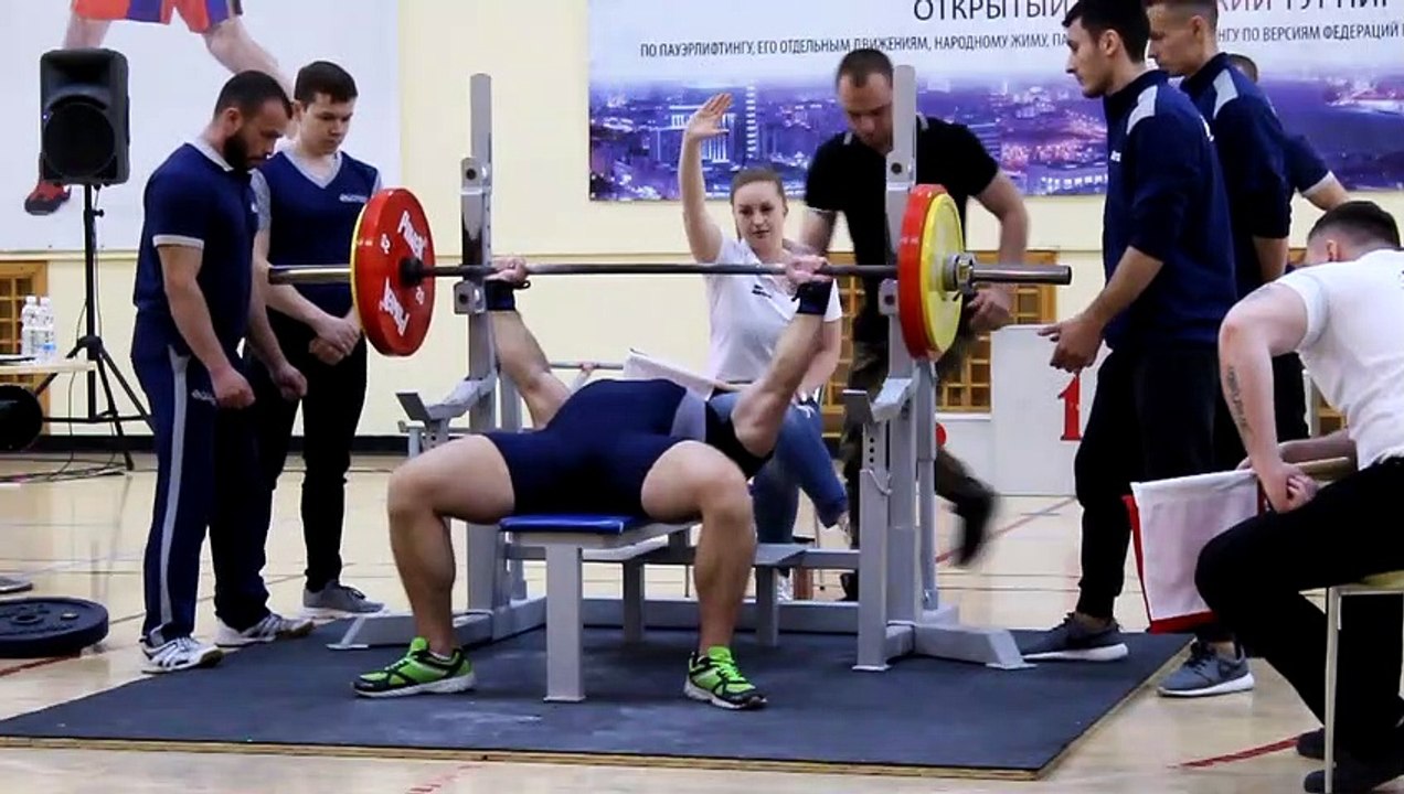 Bench press. Men's 90-140 kg