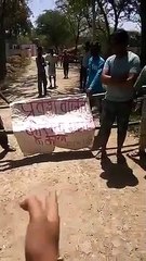 फतेहपुर: बाहर से आने वाले लोगों के लिए लगाया गया बैरियर