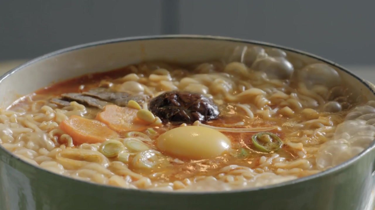 코로나 사태로 라면 수출 41% 증가...짜파구리 인기도 한 몫 / YTN