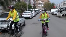 İzmir'de gönüllü ekip, yaşlılara yardım için pedal basıyor