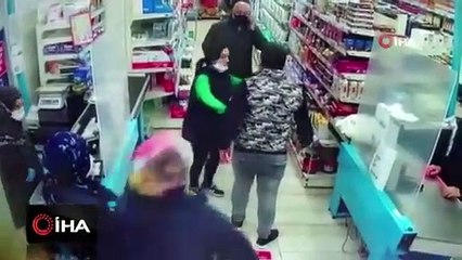 Maskesiz alışveriş yapmak isteyen kişi vatandaşlarla tartıştı