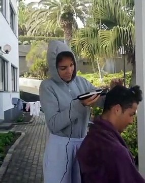 Georgina surpreende e corta o cabelo a Ronaldo durante a quarentena