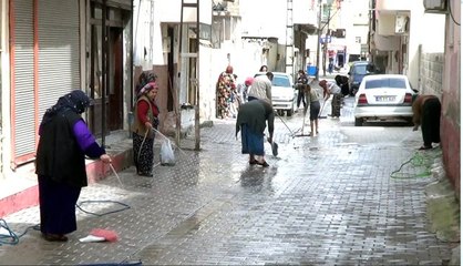 Kadınlar korona virüsüne karşı sokakları temizledi