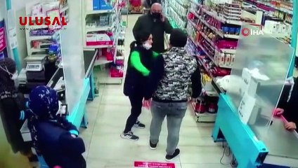 Maskesiz alışveriş yapmak isteyen kişi vatandaşlarla tartıştı