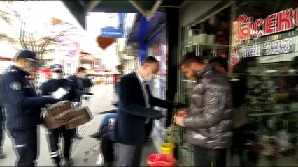 Belediye Başkanı Saygılı, sokakta tek tek maske dağıttı