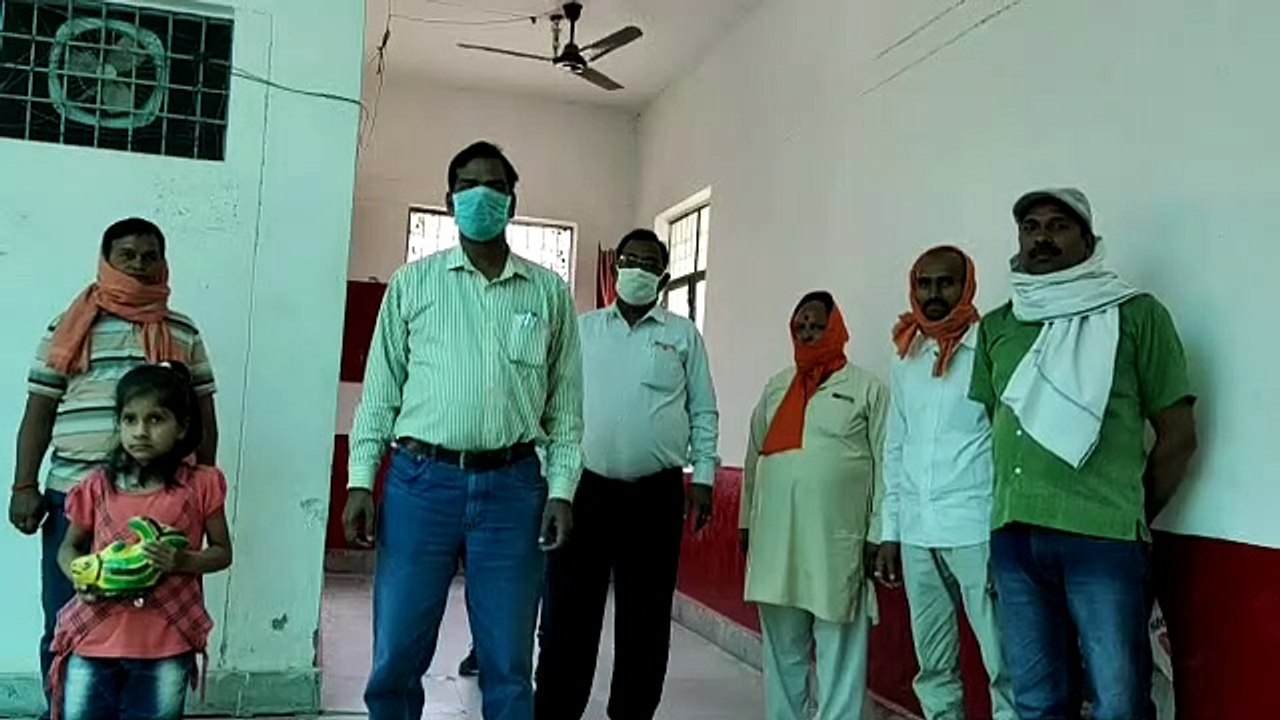 मदद के लिए आगे आई LKG की छात्रा, पिता के साथ गु...