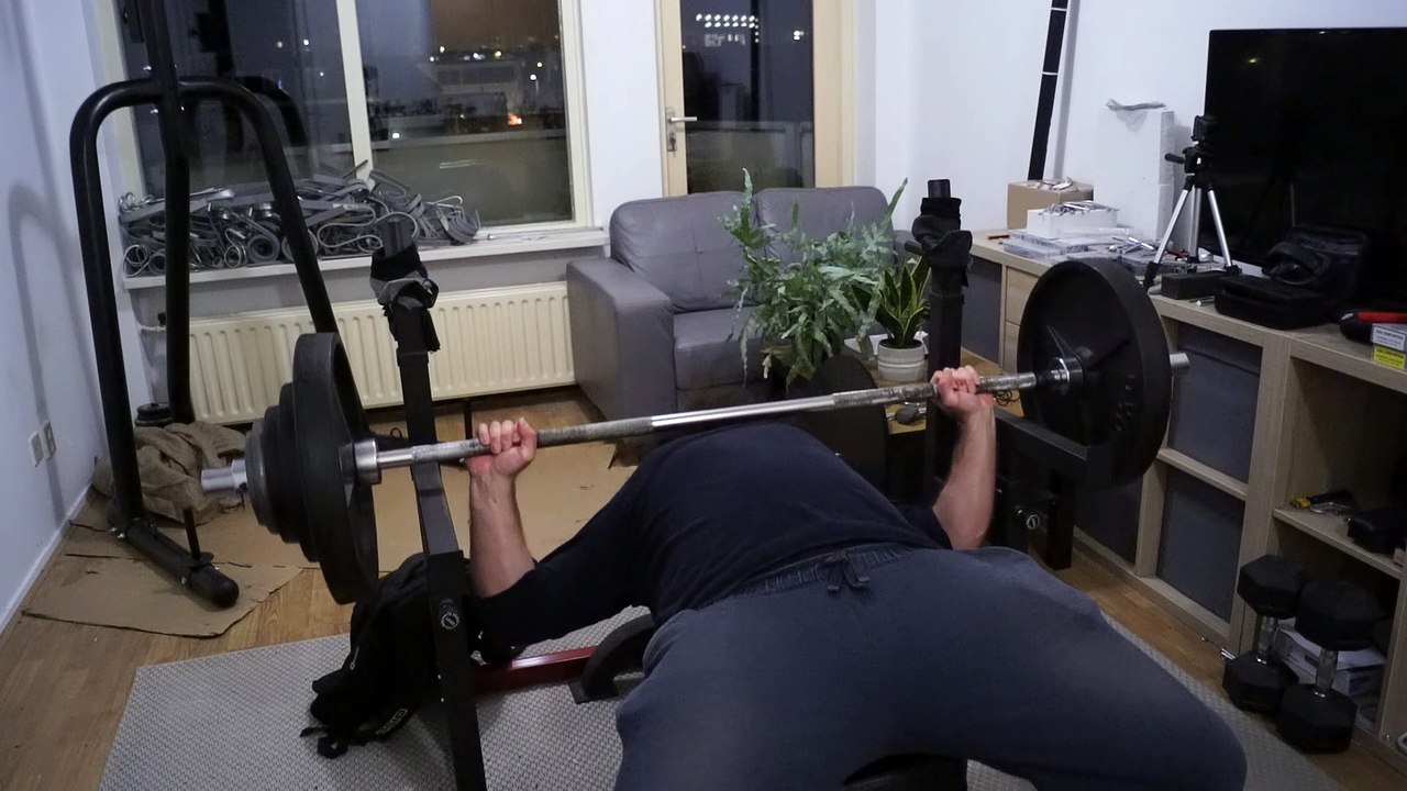 132,5 kilogram bench press x 1, around a 22s interval and x 1 again ...
