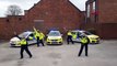 İngiltere'de polisten vatandaşlara 'Hayatta Kal' şarkısı eşliğinde 'Evde Kal' mesajı