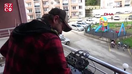 DJ evde kalan komşularını eğlendirdi