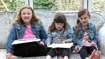 Sophia, Isabella e Alice Lendo Cartas