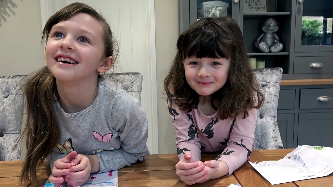 Sophia, Isabella e Alice Mostrando seu Material Escolar de Unicórnio - De Volta para  Escola