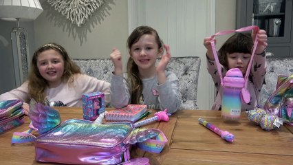 Sophia, Isabella e Alice Mostrando seu Material Escolar de Unicórnio - De Volta para Escola