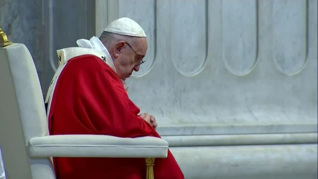 El papa oficia la misa de Domingo de Ramos en la Basílica de San Pedro casi vacía