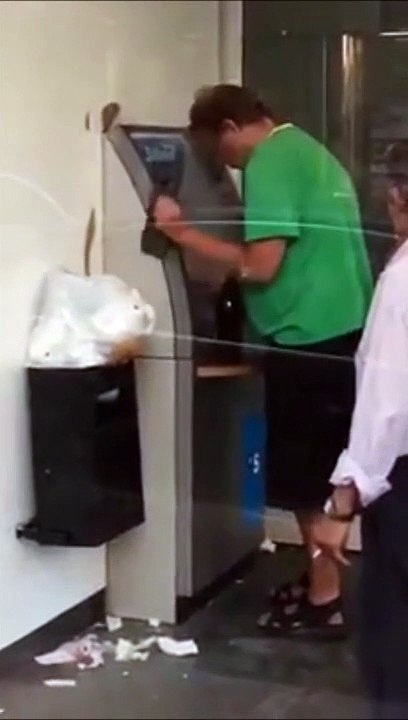 Retirer de l'argent quand on a un peu trop bu... pas simple