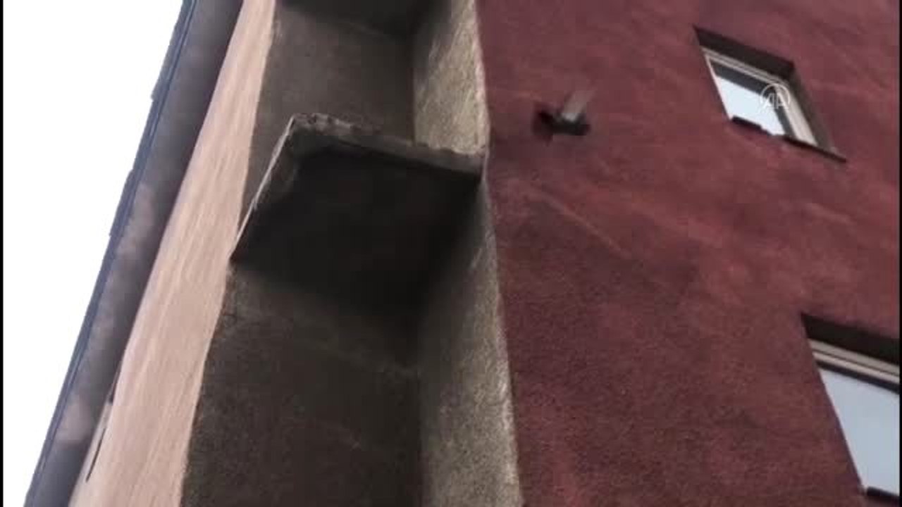 Tele takılan güvercini itfaiye ekipleri kurtardı