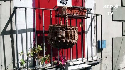 De los balcones de Nápoles suben y bajan las cestas de la solidaridad