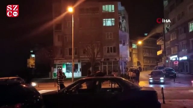 Otomobilden müzik çaldı, balkonda göbek attılar