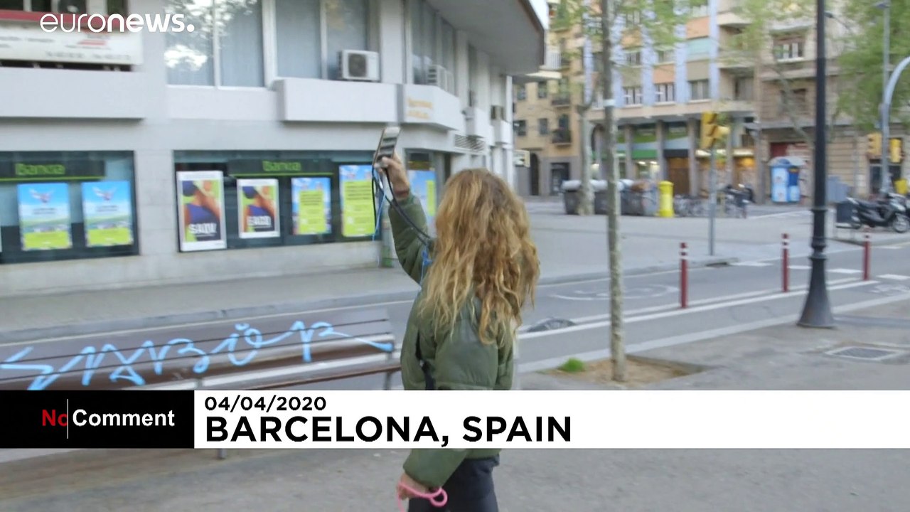 Da klatscht selbst die Polizei: Balkon-Party in Barcelona