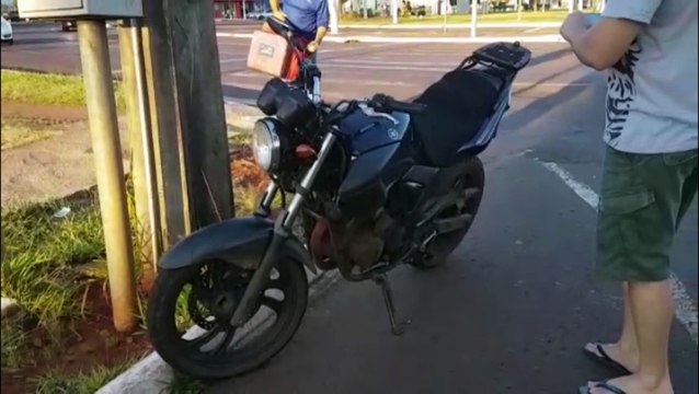 Motociclista fratura clavícula em colisão contra carro na Avenida Brasil