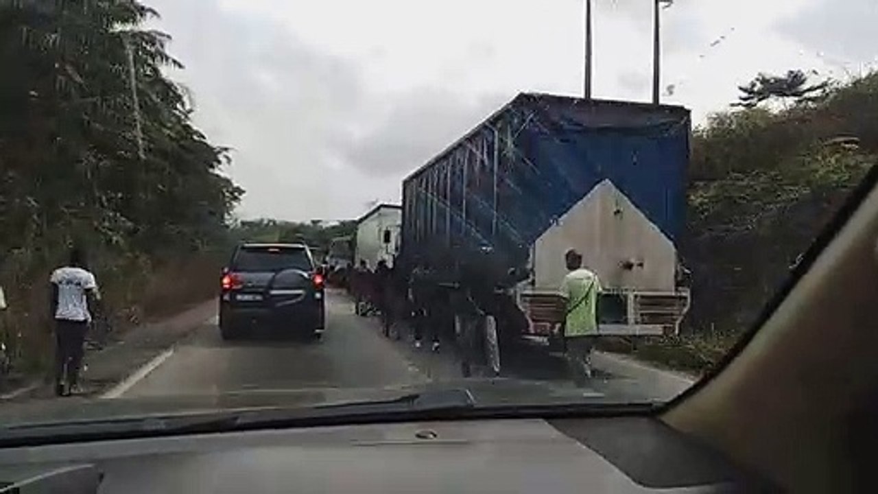 Transport  l'axe Adzopé-Abidjan coupé suite à un grave accident de la circulation