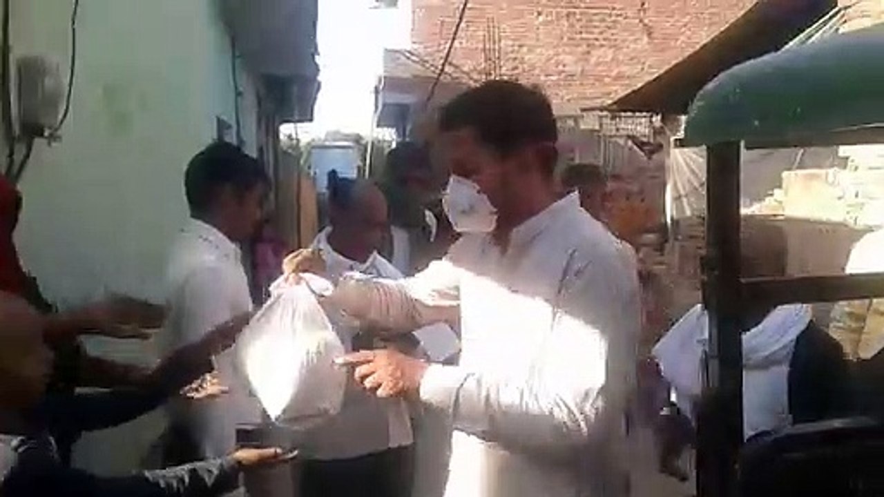 मैनपुरी: नेता, जिलाधिकारी, समाजसेवी बांट रहें है जरूरतमंदों को खाना, ताकि कोई न रह जाए भूखा