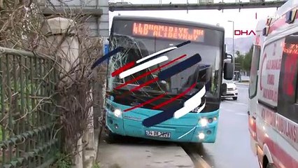İstanbul Kağıthane'de özel halk otobüsü kaldırıma çıkarak duvara çarptı