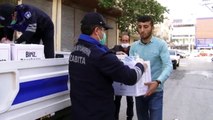Mersin Büyükşehir Belediyesi'nden 'evde kalan' seyyar satıcılara gıda yardımı