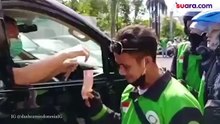 Heboh, Pria Pengendara Alphard Bagikan Uang Kepada Driver Ojol