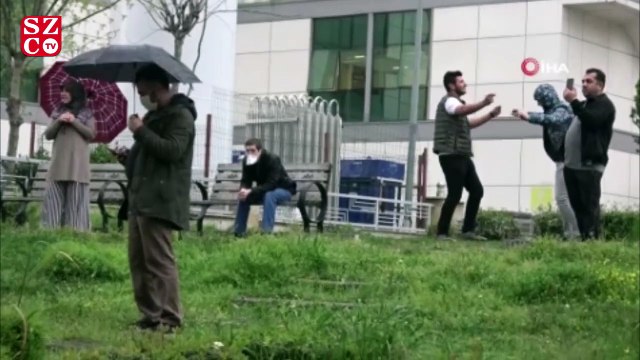 Sağlıkçılara balkondan konser verdi, polis geldi sosyal mesafeye dikkat çekti