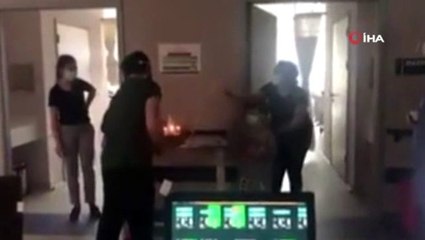 Korona virüs hastası minik ikizlere hastanede doğum günü sürprizi