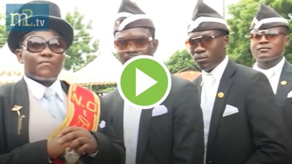 ✅Meme de los africanos bailando con un ataúd...en Mercaetv (06.04.20)