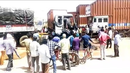 इटावाः NH2 ढाबे पर खड़े ट्रक में लगी अचानक आग, स्थानीय लोगों ने