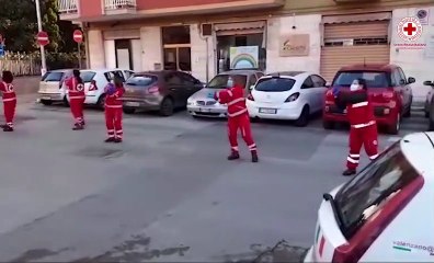 Bari: i volontari inscenano "Baby shark" per i bimbi ricoverati