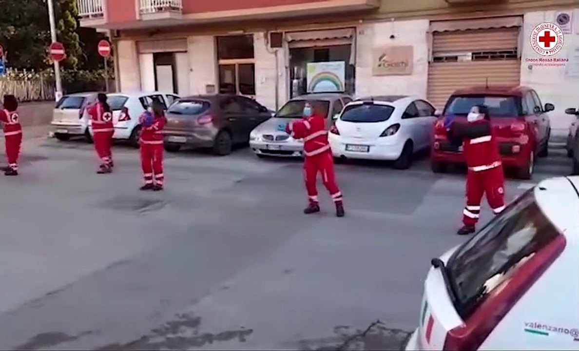 Bari: i volontari inscenano "Baby shark" per i bimbi ricoverati