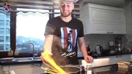 Trabzonsporlu Doğan Erdoğan yemek yaptı